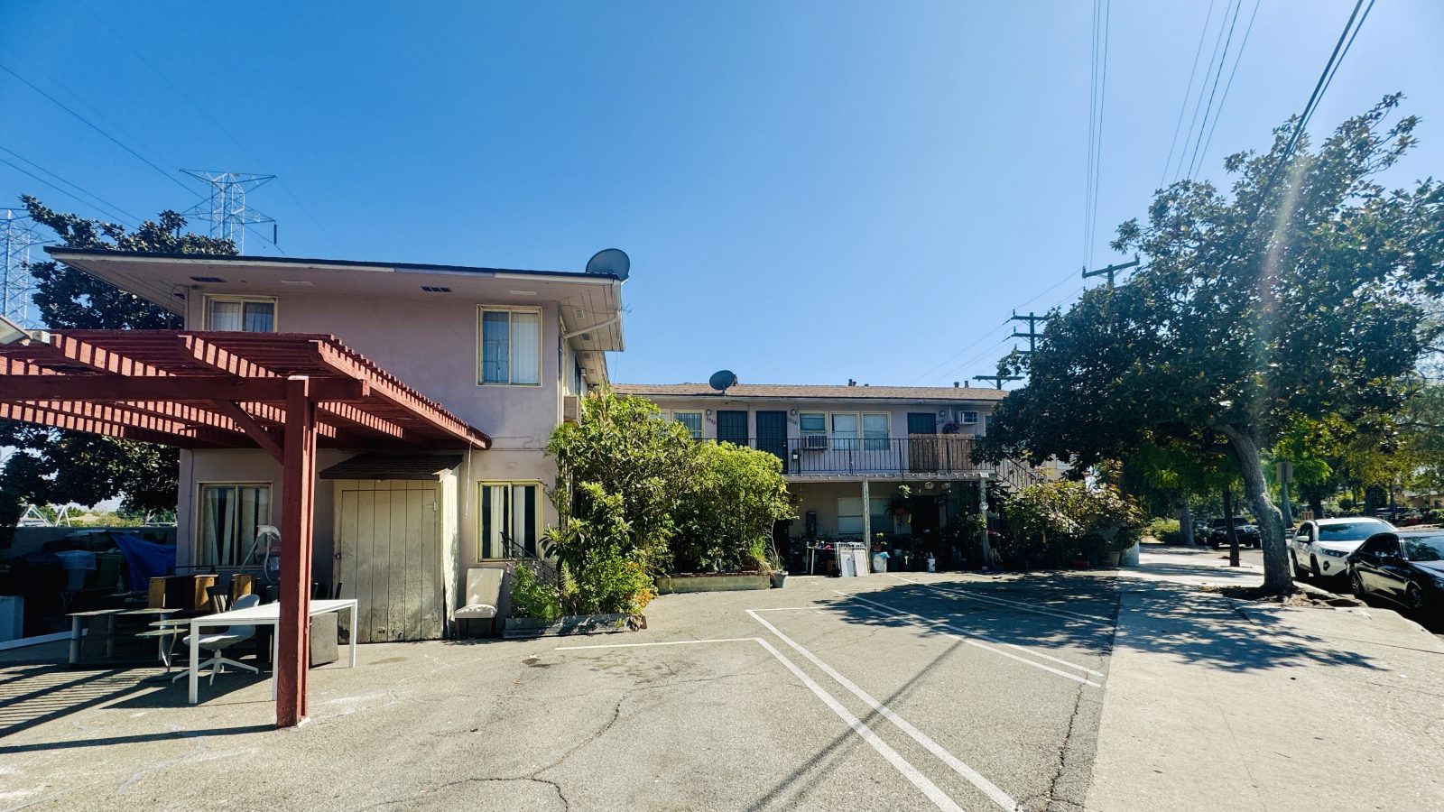 5930-47 RIVERTON AVE exterior